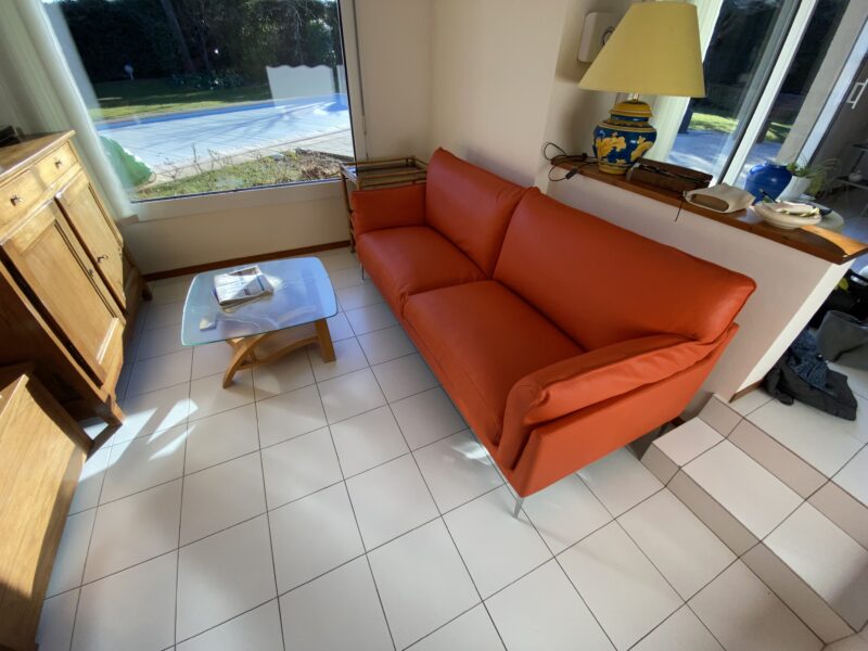 Canapé HELIUM de DUVIVIER cuir orange pleine fleur fabrication francaise contemporaine confortable et moelleux meubles chalon 07500 guilherand granges (1)