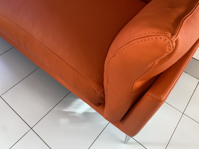 Canapé HELIUM de DUVIVIER cuir orange pleine fleur fabrication francaise contemporaine confortable et moelleux meubles chalon 07500 guilherand granges (2)
