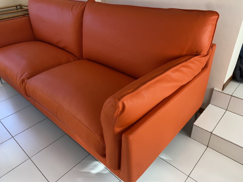 Canapé HELIUM de DUVIVIER cuir orange pleine fleur fabrication francaise contemporaine confortable et moelleux meubles chalon 07500 guilherand granges (3)