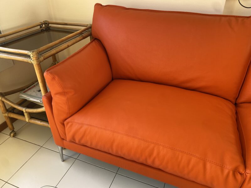 Canapé HELIUM de DUVIVIER cuir orange pleine fleur fabrication francaise contemporaine confortable et moelleux meubles chalon 07500 guilherand granges (4)