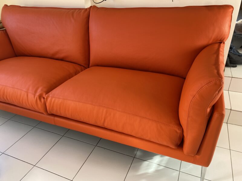 Canapé HELIUM de DUVIVIER cuir orange pleine fleur fabrication francaise contemporaine confortable et moelleux meubles chalon 07500 guilherand granges (6)