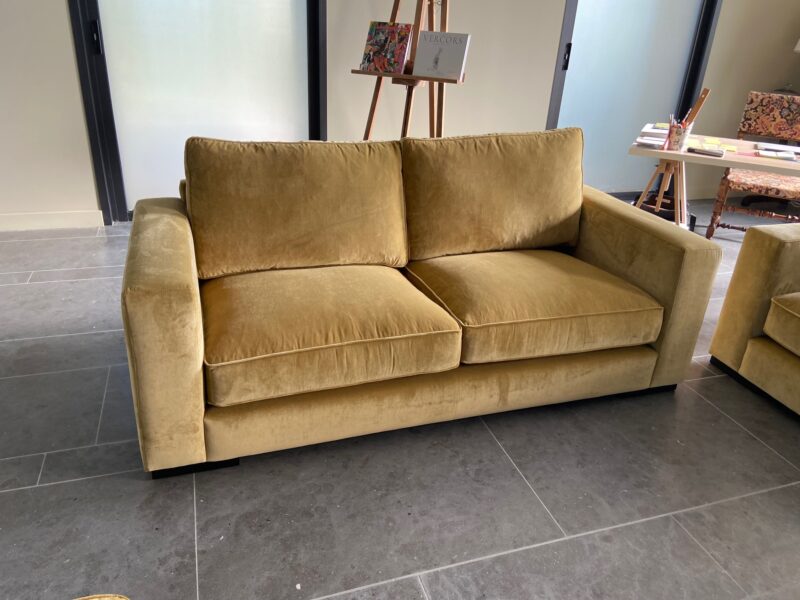 Canapé lattitude fabrication Française RALPH M tissu velours ocre meubles chalon 07 26 haut de gamme trés grand confort (2)