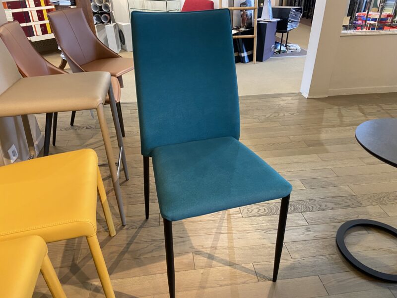 Chaise trix v de airnova tissu bleu meubles chalon 07500 26000 valence guilherand drome ardeche (4)