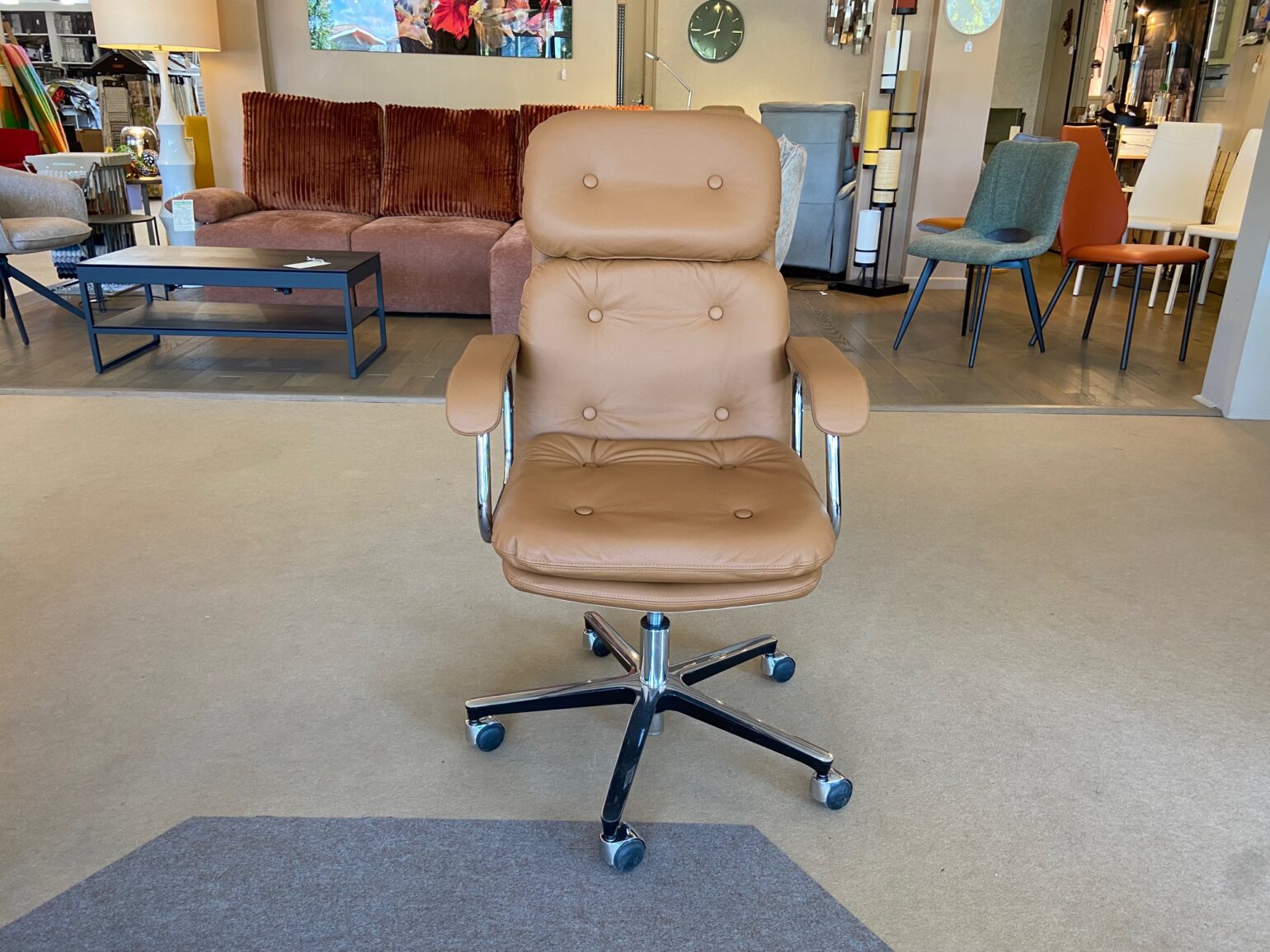 Fauteuil de bureau vintage fabrication Française cuir et métal sur roulette meubles chalon 07500 26000 ardeche drome (1)
