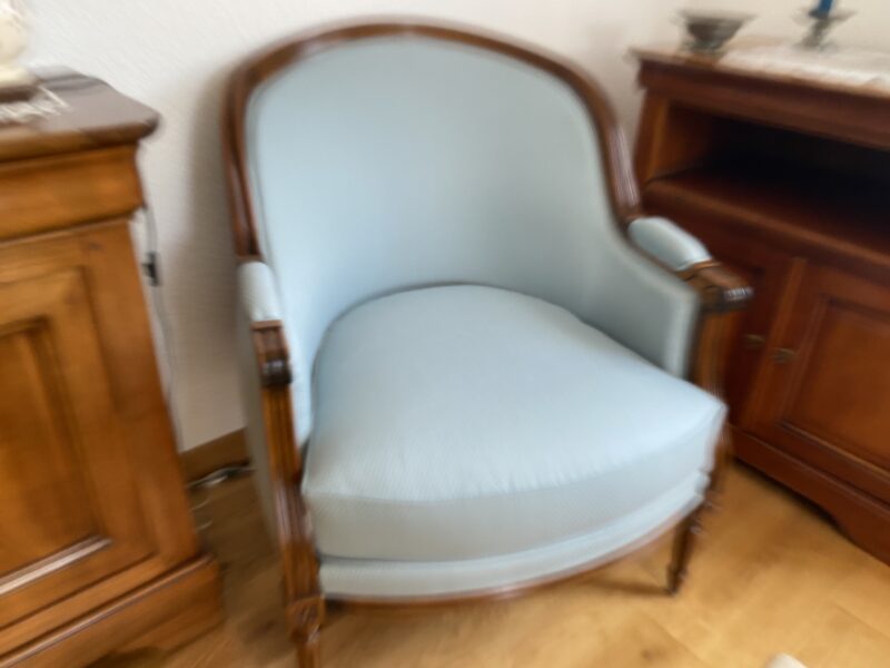 Petit fauteuil style tissu bleu clair