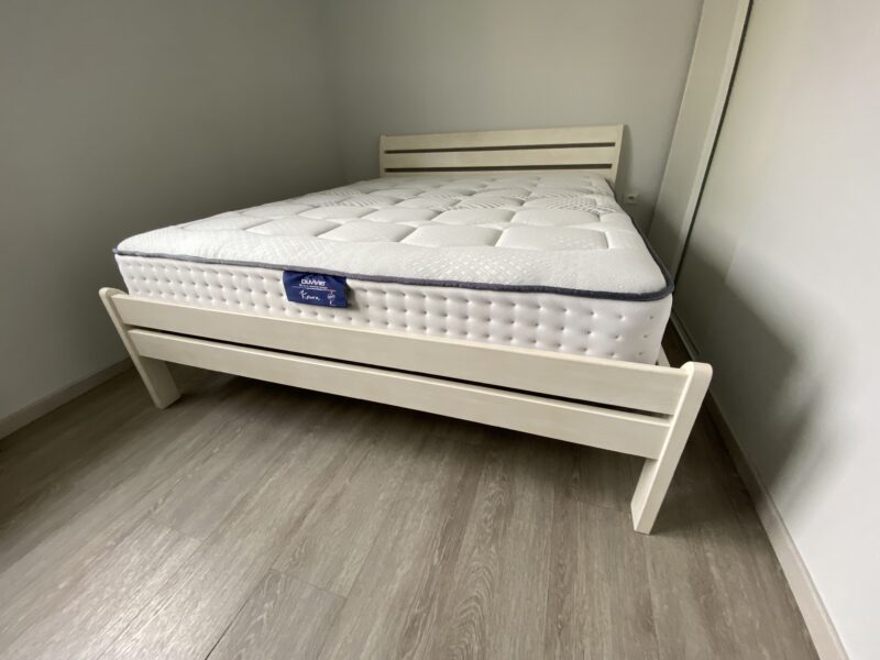 Lit en pin des Landes massif de Mobipin et literie de DUVIVIER matelas KOURA ressorts cylindrique meubles chalon 07500 ardèche Drôme