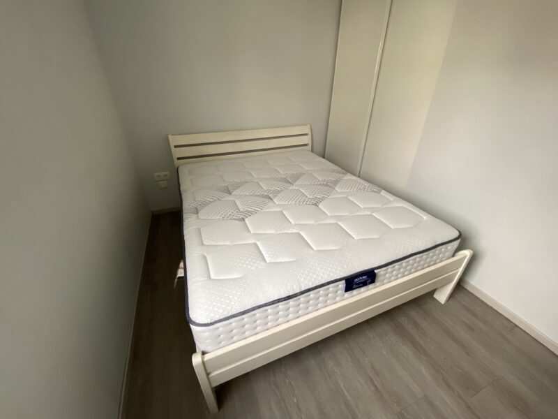 Lit en pin des Landes massif de Mobipin et literie de DUVIVIER matelas KOURA ressorts cylindrique meubles chalon 07500 ardèche Drôme