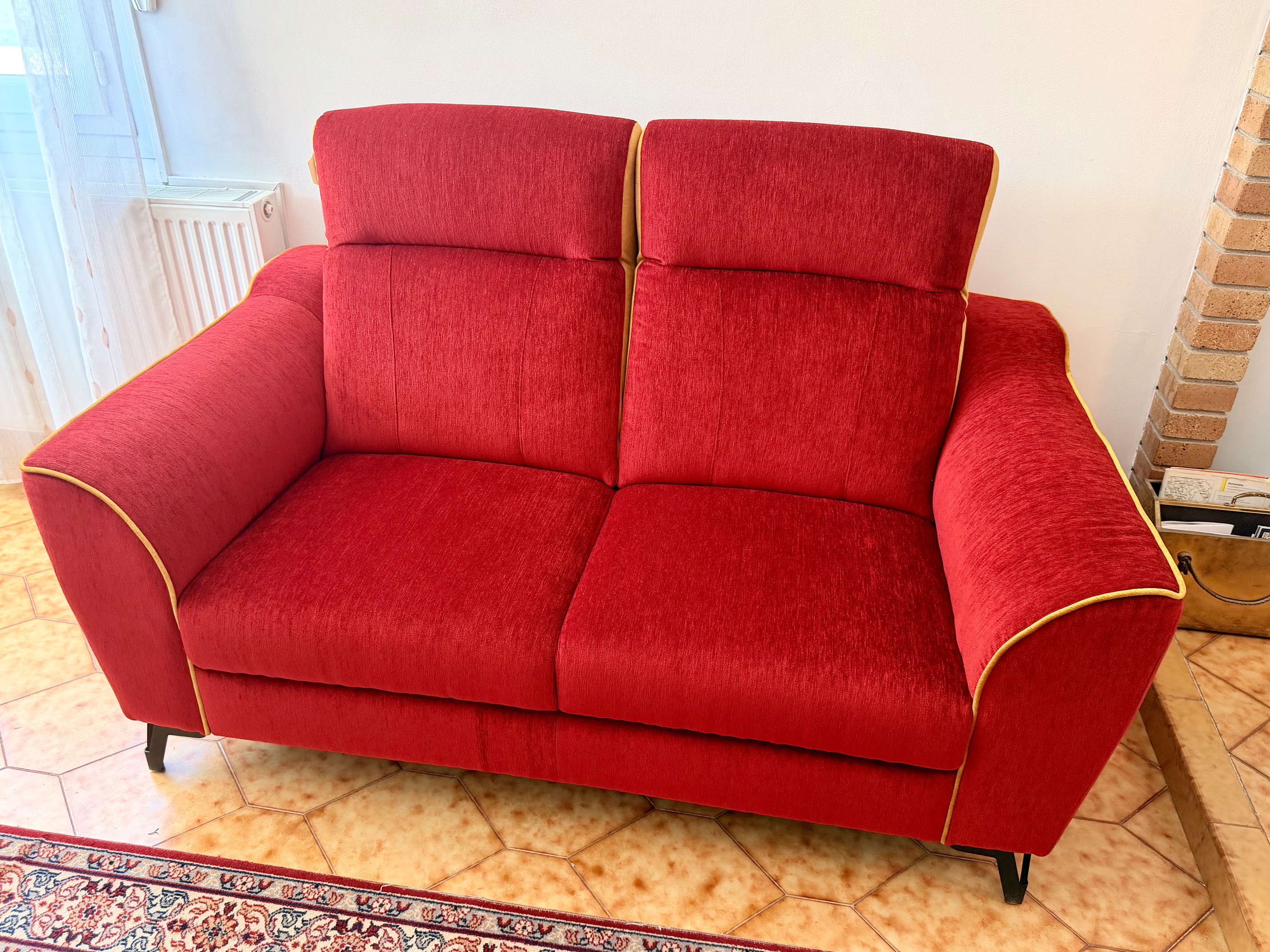 MEUBLES CHALON CANAPE CHARLINE SOURICE TISSU ROUGE ET JAUNE (1)