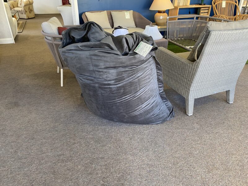 Pouf shelto tissu velours gris foncé