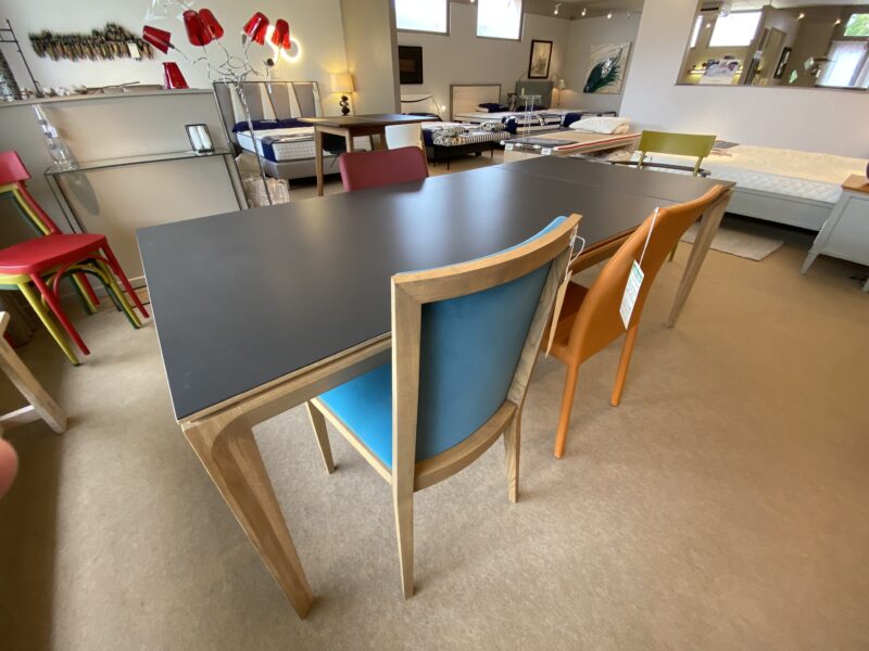 Table BUZZ de DASRAS dessus céramique piétement chêne massif avec 2 allonges en bout de 50 cm en céramique aux meubles chalon 07500 moderne et contemporaine