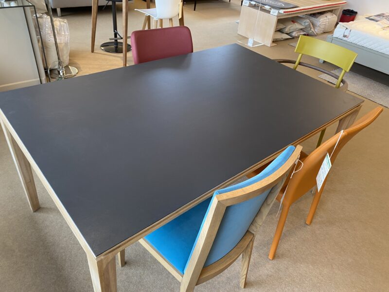Table BUZZ de DASRAS dessus céramique piétement chêne massif avec 2 allonges en bout de 50 cm en céramique aux meubles chalon 07500 moderne et contemporaine