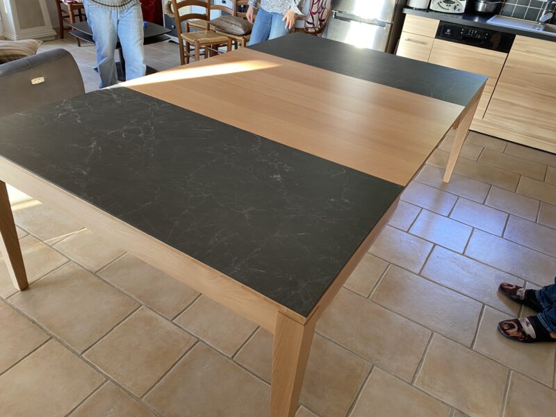 Table carré grand 140 x 140 salle à manger contemporaine dessus céramique avec 2 allonges de 50 cm hêtre ton naturel vernis meubles chalon 07500 26000 valence guilherand