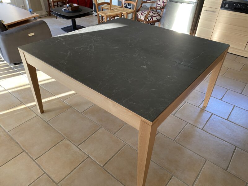 Table carré grand 140 x 140 salle à manger contemporaine dessus céramique avec 2 allonges de 50 cm hêtre ton naturel vernis meubles chalon 07500 26000 valence guilherand