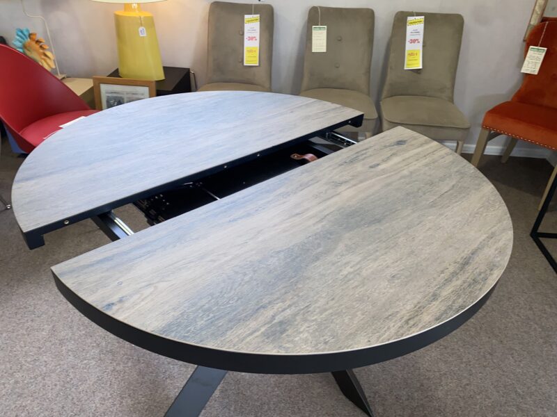 Ouverture Table céramique ronde DIANA de GALEA piétement métal noir 1 allonge incorporé meubles chalon valence guilherand 26 07 (1)