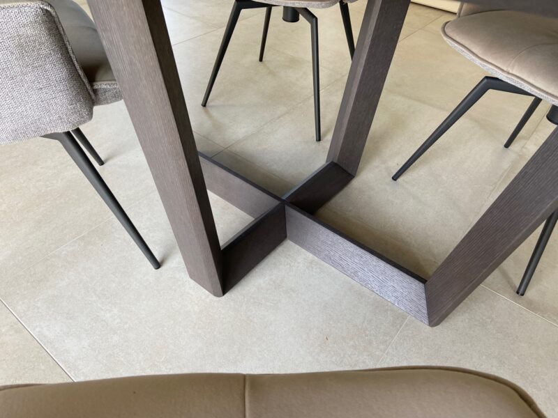 Table contemporaine de FERRAND chêne meubles chalon 07500 26000 valence guilherand (1)