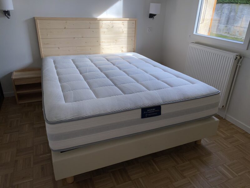 Tête de lit en pin massif de MOBIPIN sommier et matelas de DUVIVIER meubles chalon ardeche drome 26 07 (1)