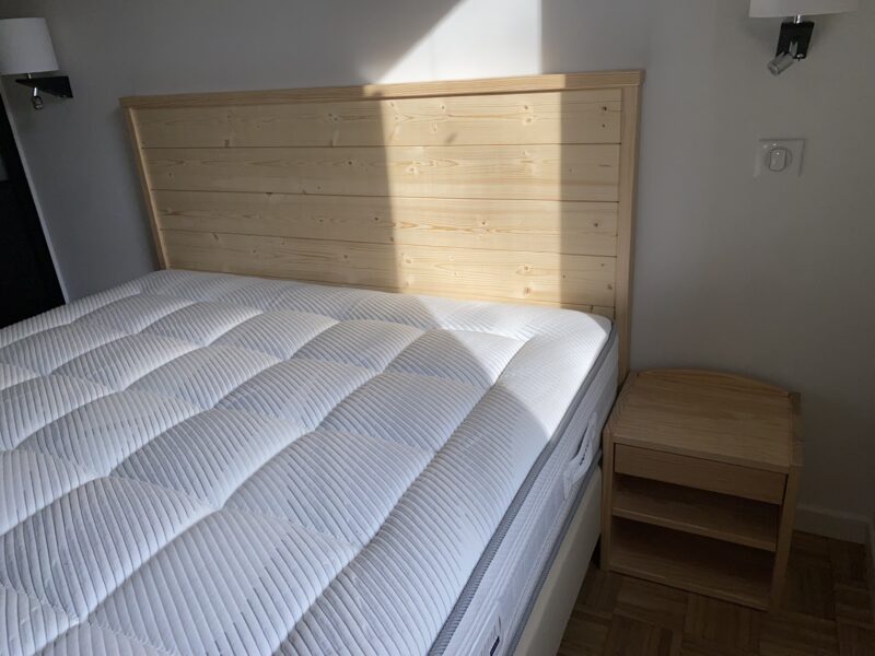 Tête de lit en pin massif de MOBIPIN sommier et matelas de DUVIVIER meubles chalon ardeche drome 26 07 (1)