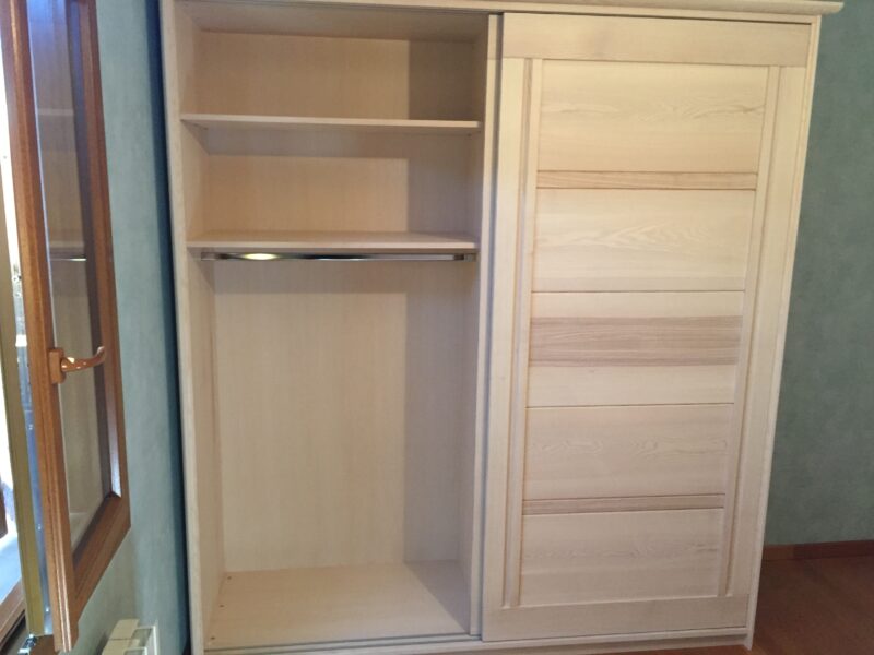 Armoire portes coulissantes contemporaine bois massif de TAGLAN