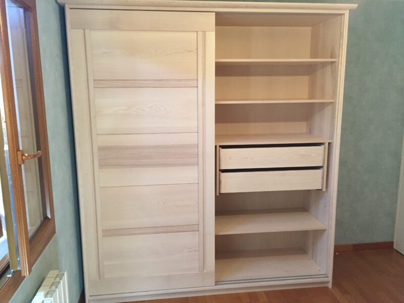 Armoire portes coulissantes contemporaine bois massif de TAGLAN
