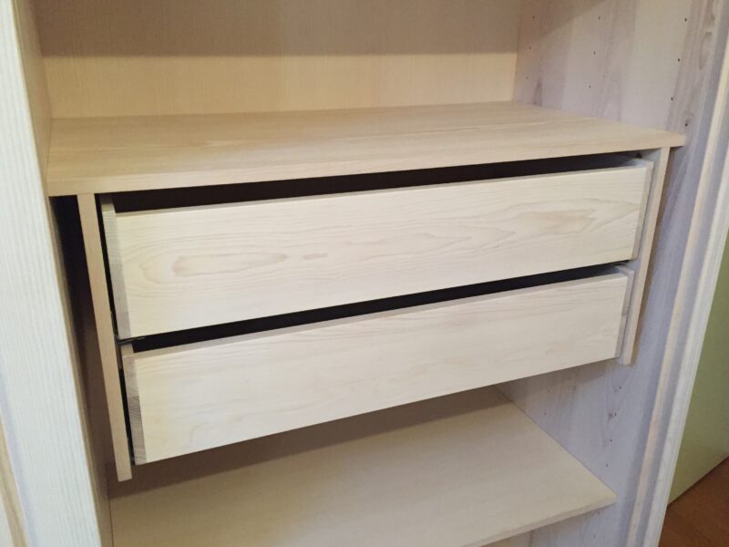 Armoire portes coulissantes contemporaine bois massif de TAGLAN
