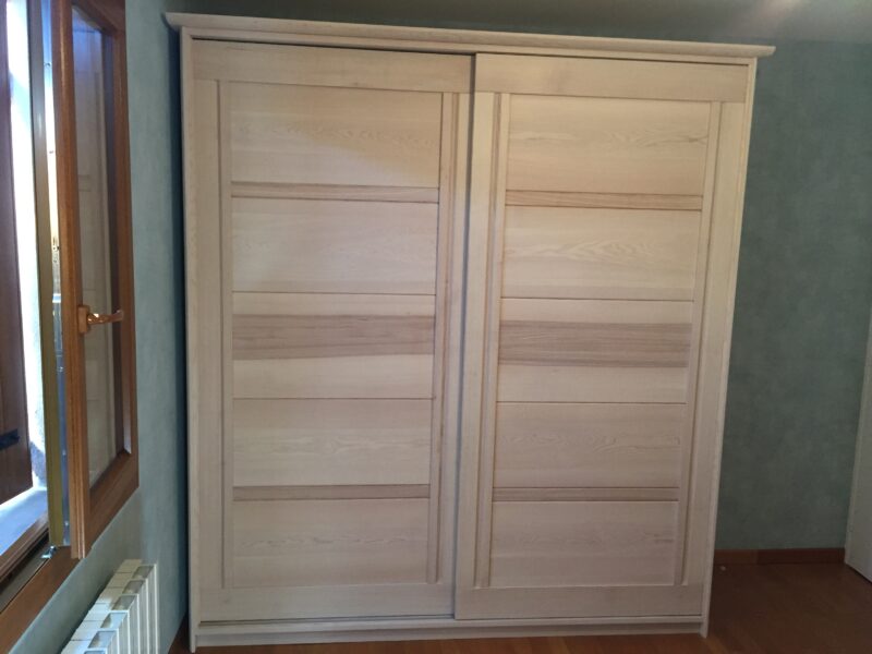 Armoire portes coulissantes contemporaine bois massif de TAGLAN
