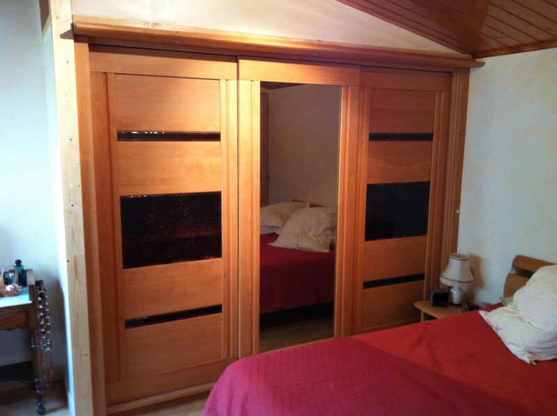 Armoire dressing bois massif sur mesure contemporain orme de TAGLAN