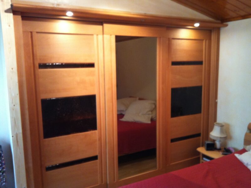 Armoire dressing bois massif sur mesure contemporain orme de TAGLAN
