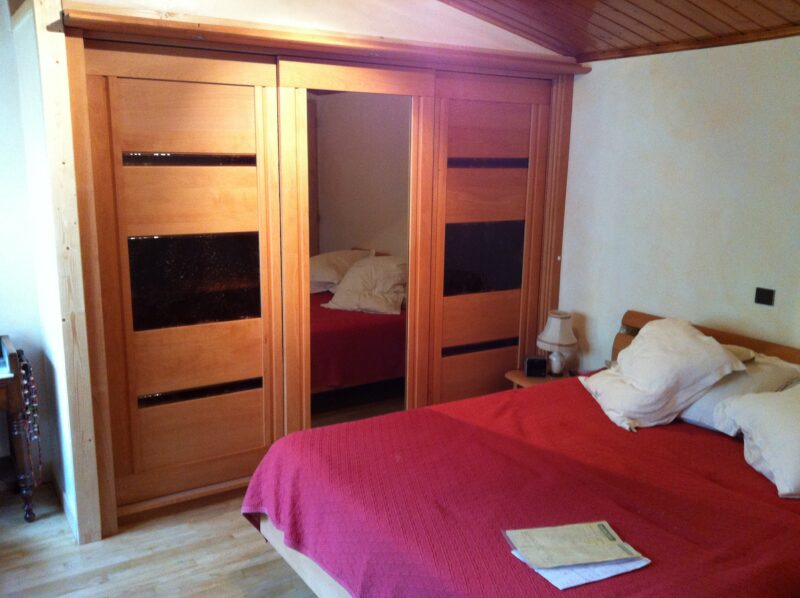 Armoire dressing bois massif sur mesure contemporain orme de TAGLAN