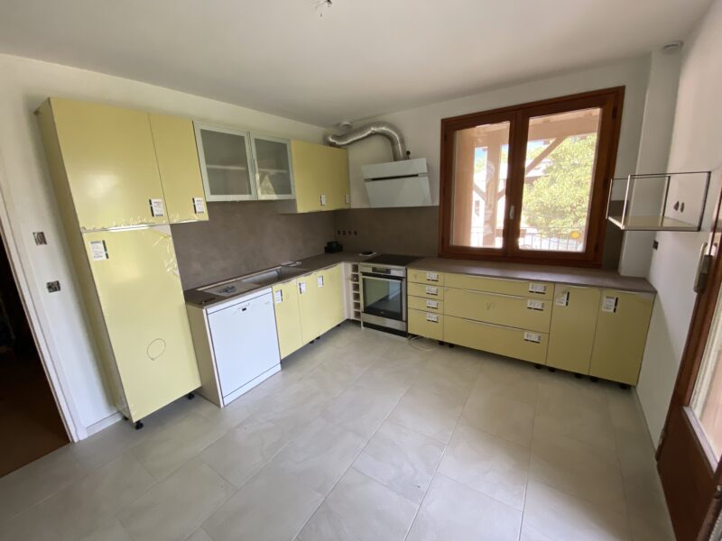 cuisine sur mesure haut et bas avec crédence