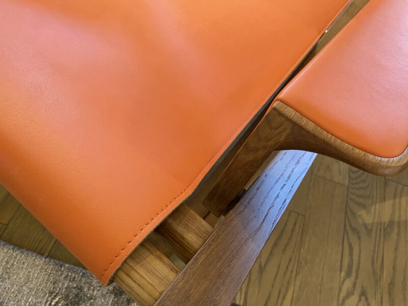 détail cuir et chêne aux meubles chalon fauteuil transat de duvivier