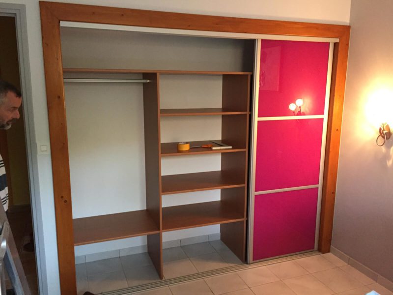Dressing portes verre laqué rose et miroir