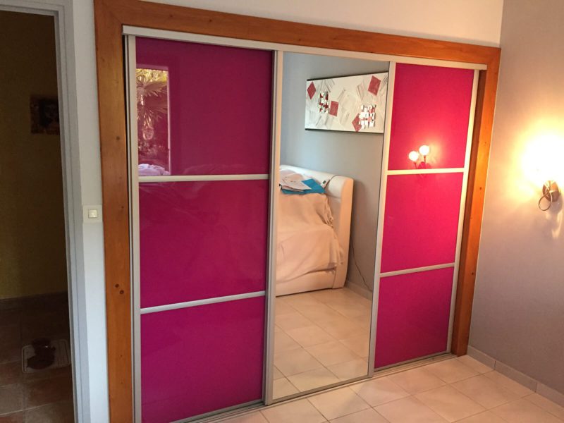 Dressing portes verre laqué rose et miroir