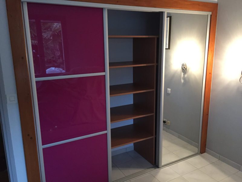 Dressing portes verre laqué rose et miroir
