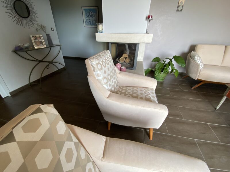 Fauteuil grand confort tissus clair pieds bois laqué