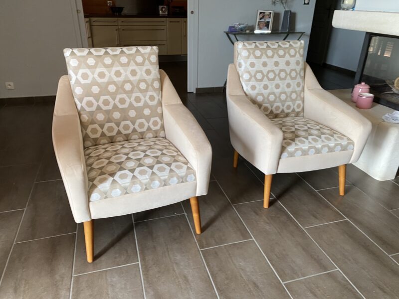 Fauteuil grand confort tissus clair pieds bois laqué