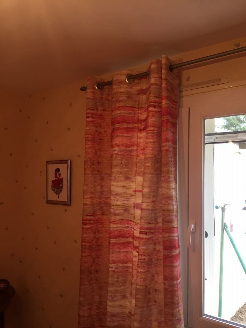Rideau occultant tissu rouge tringle métalique
