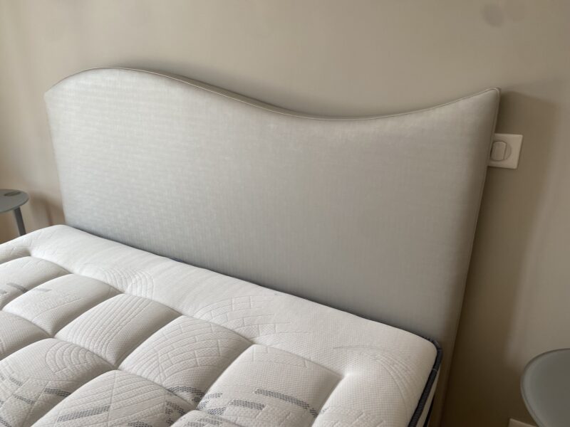 Tête de lit en skai gris pieds métal de DECOSOM meuble chalon 07500