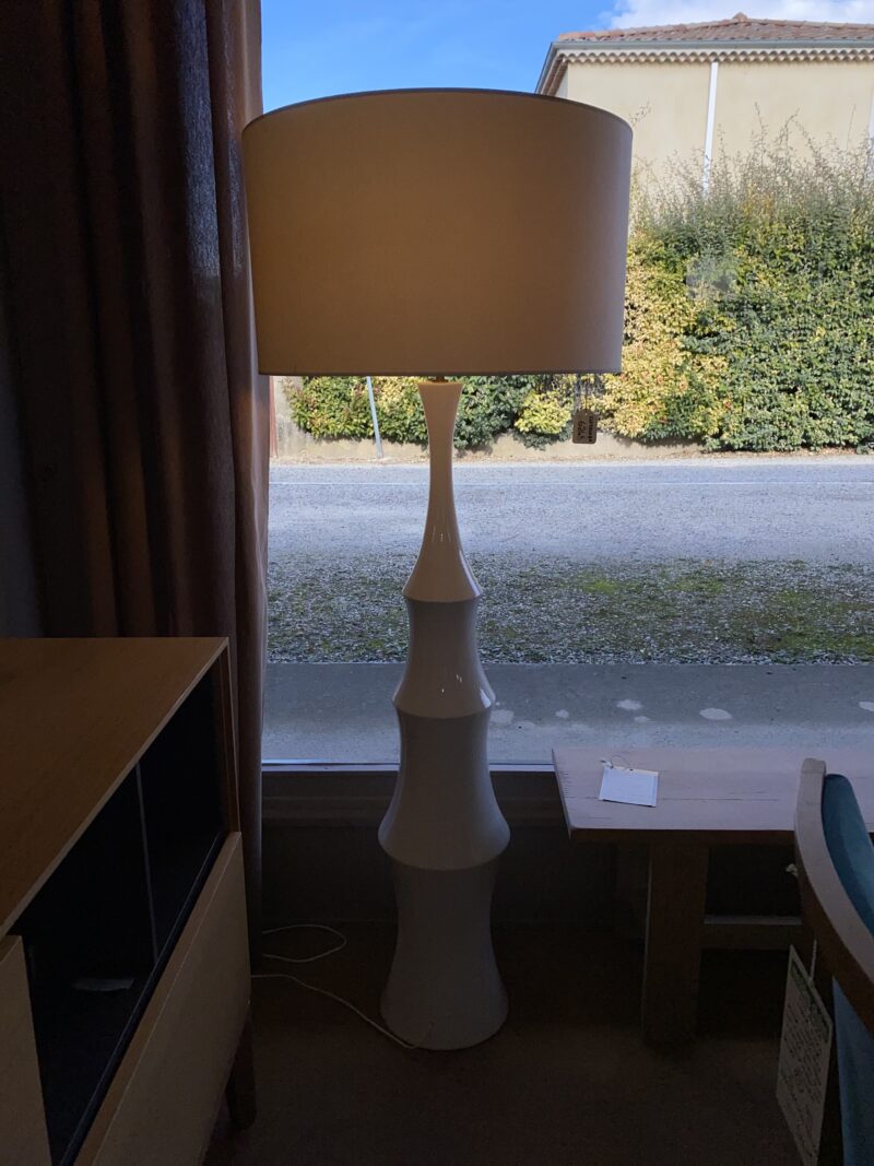 Lampadaire blanc céramique ondulation
