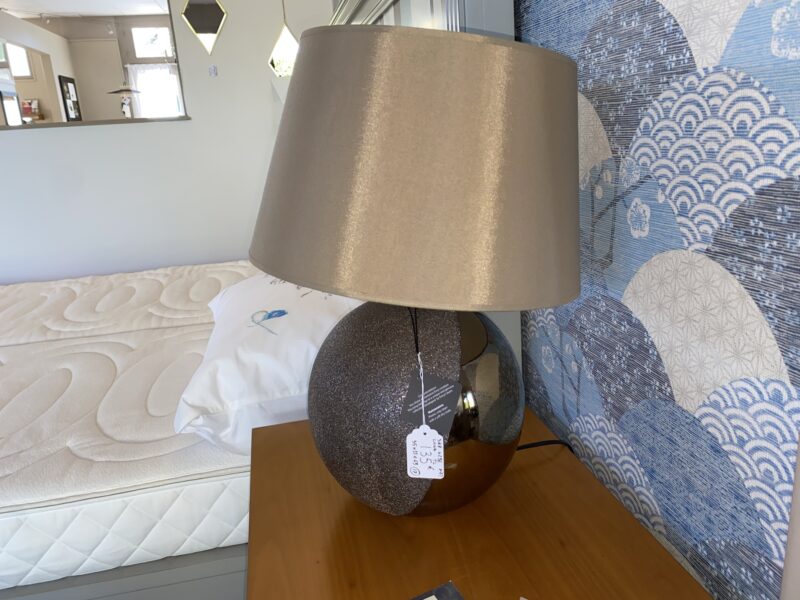 lampe marron foncé brillant et mat