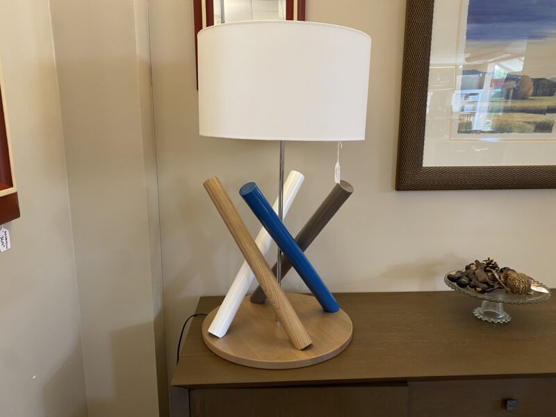 Lampe socle chêne et tubes de couleurs