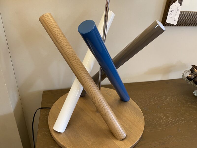 Lampe socle chêne et tubes de couleurs