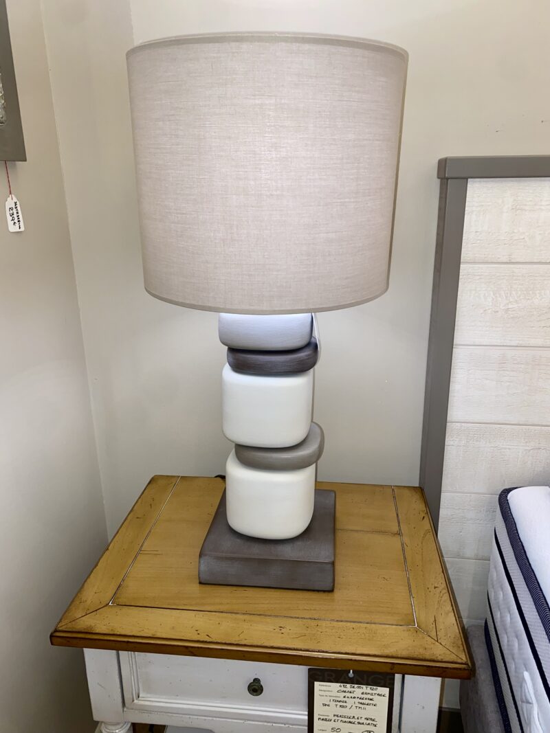lampe pied gris blanc empilement meubles chalon