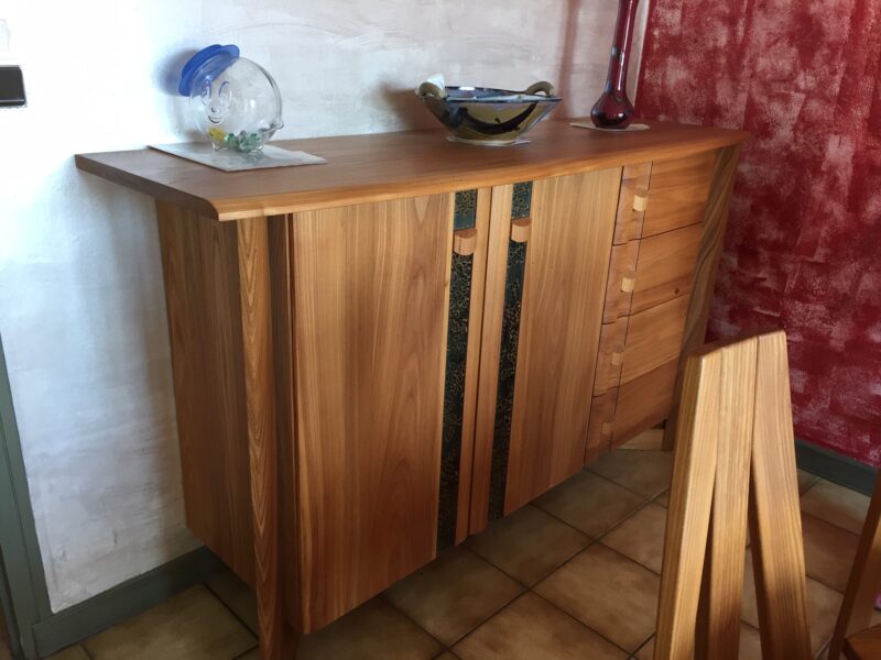 buffet orphée de TAGLAN orme massif et verre thermo-formé