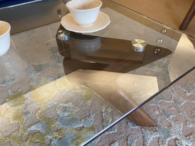 une table de salon en verre et bois façon hélice coupé en deux