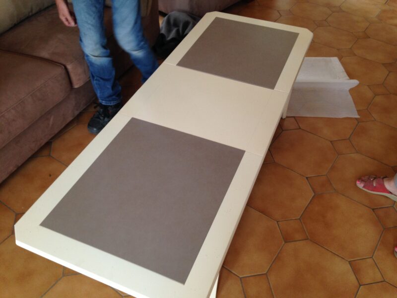 table de salon chêne laqué blanc et céramique grise extensible de DASRAS aux meubles CHALON