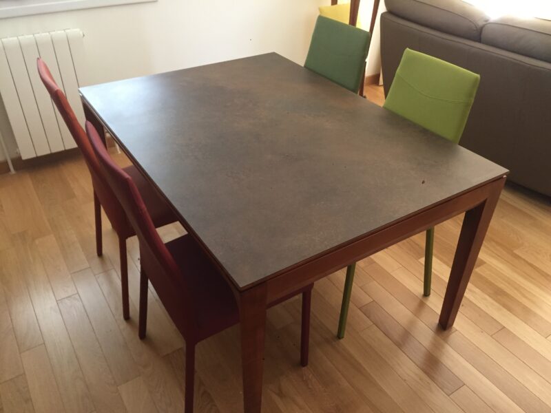 table moderne dessus céramique piétement simple de dasras meubles chalon