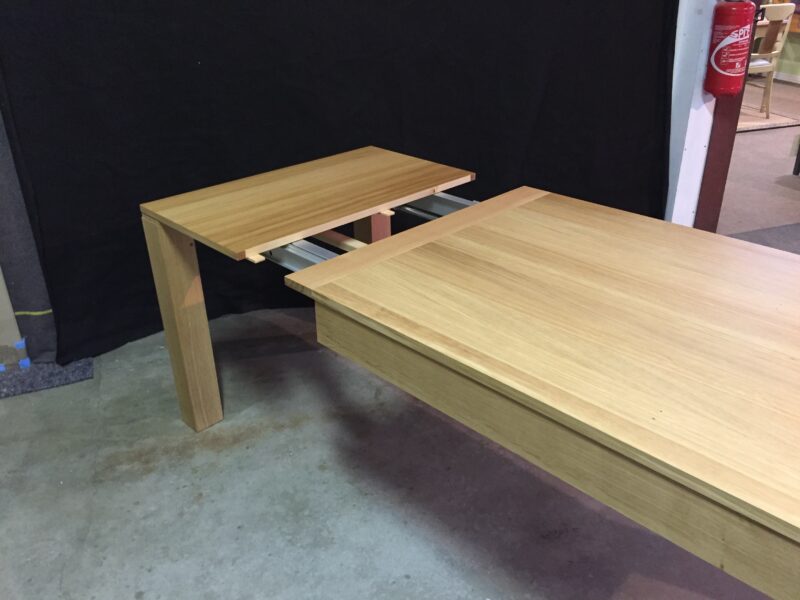 table moderne pieds massif 2 allonges en bout chêne massif ton naturel meubles chalon guilherand valence