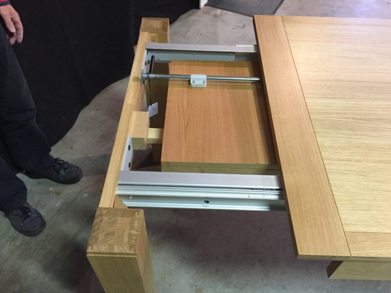 table moderne pieds massif 2 allonges en bout chêne massif ton naturel meubles chalon guilherand valence
