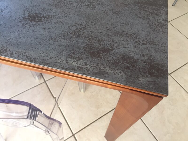 table rectangulaire buzz moderne dessus céramique rouille merisier massif 2 allonges de dasras meubles chalon 07500