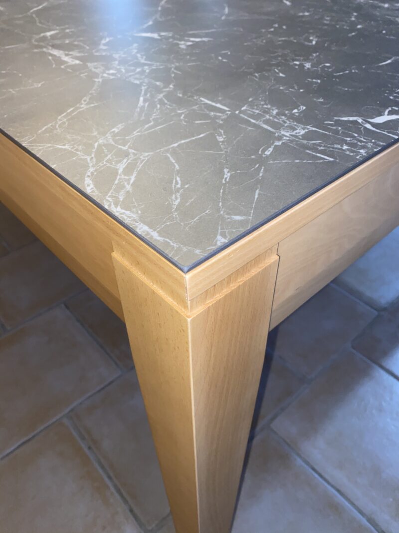 table rectangulaire moderne dessus céramique marbre noir hêtre massif 2 allonges de DASRAS meubles chalon 07500
